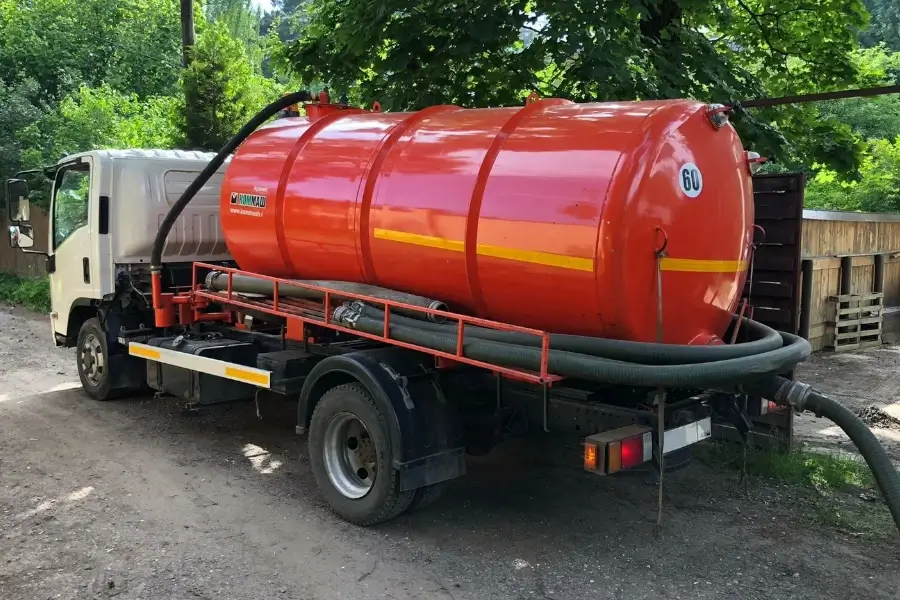 Машина для викачки септиків та очищення