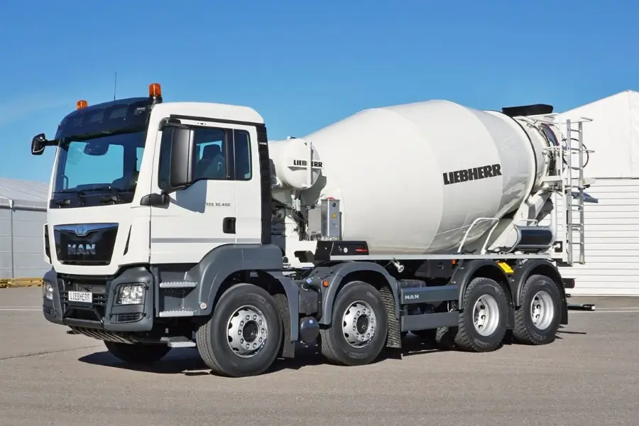 Спецтранспорт для подачі бетону на будівництві
