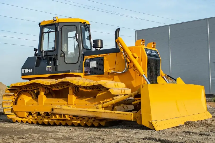 Розчищення та планування території бульдозером