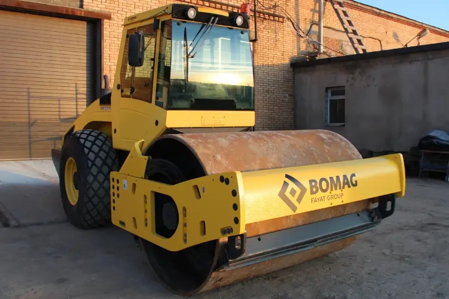 Дорожній каток для ущільнення ґрунту та асфальту