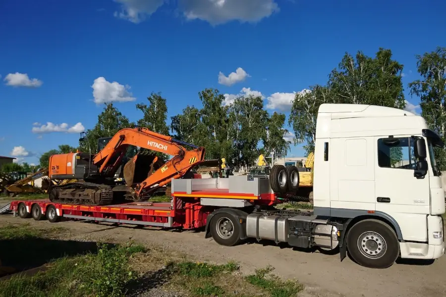 Низькорамний трал для перевезення важкої техніки